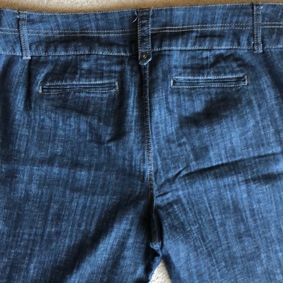 A42- Maurices jeans plus size - Picture 7 of 8